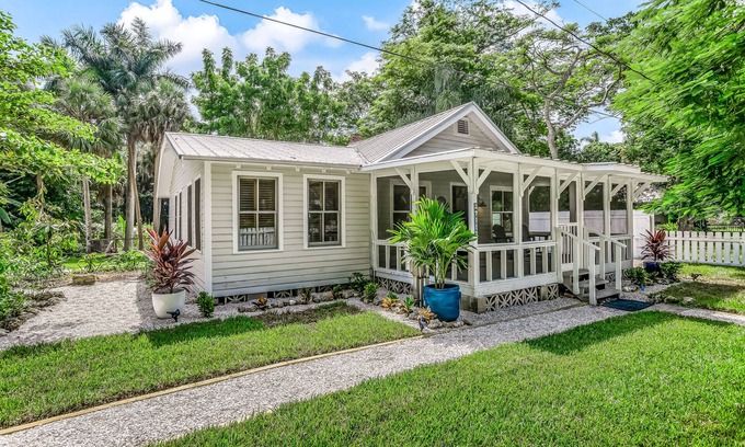 Bonita Springs Cottage | Snowbird-friendly historical cottage with high-speed WiFi & washer/dryer