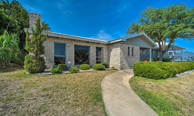 Kerrville House | Snowbird-friendly house with game room, full kitchen, balcony, & W/D