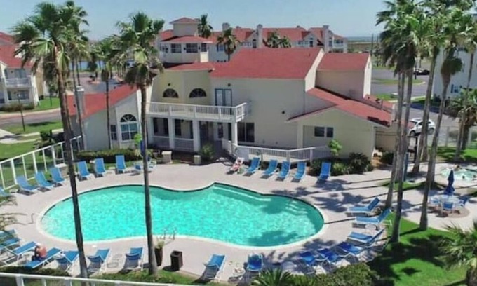 Corpus Christi House | Snowbirds Winter Texans Retired Couples Welcome! Heated Pool Hot Tub Gym
