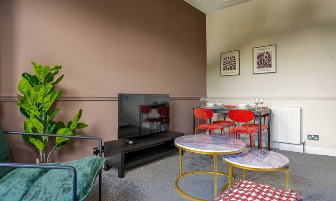 Paisley Apartment | Snug Modern Apartment in Paisley