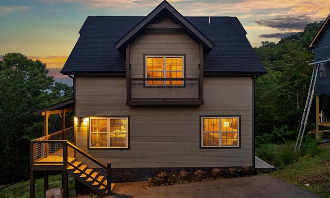 Sevierville Ski Chalet | 🌊Soaky Mtn 🐻 Natl Park 🏌️♀️Golf Club🔥Hot Tub🏒Air Hockey ⛳️Golden Tee 🎥Movie Room