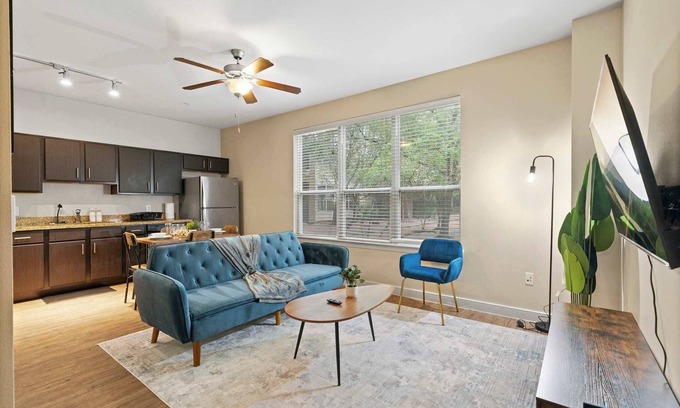 South Congress Apartment | SOCO Cozy Lavish Loft | Pool + Gym + Racquetball + Laundry + Pkg