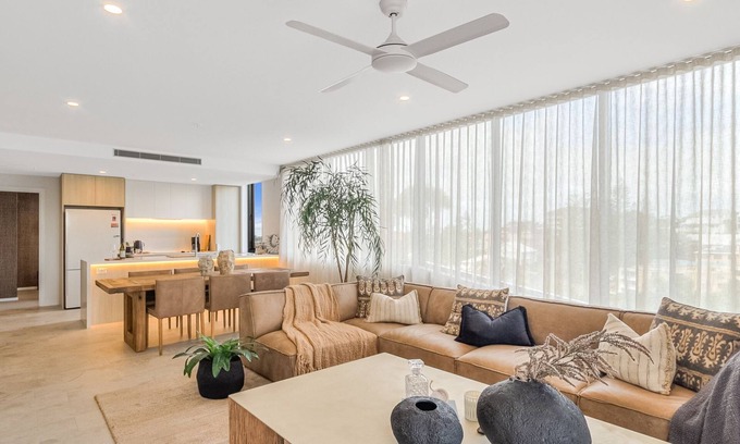 Coolangatta Apartment | Sol 701 - Coolangatta Kirra Luxury - Linen Provided - Min. 3 Night Stays