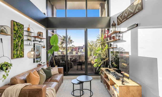 Docklands Apartment | Sol Docklands | Large 3BR Loft, Infinity Pool, Gym, Free Parking & Free Trams