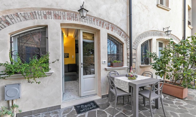 Cunettone-villa Apartment | Sole Priscilla House - Terrace & parking, Salò, Italy