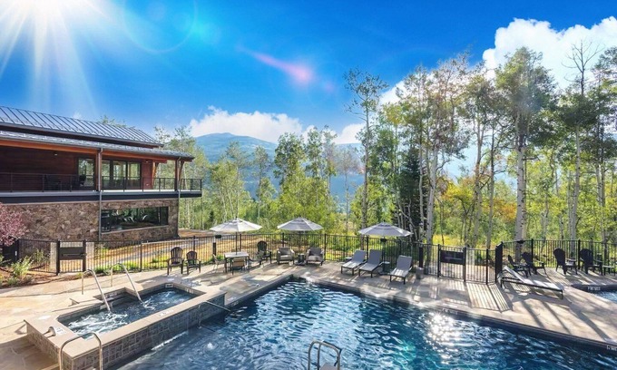 Silverthorne House | Solstice โ๏ธ Summit Sky Ranch ๐๏ธ Zero Cleaning or Pet Fees ๐ฆ Year Round Pool