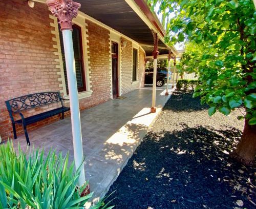 South Albury House | Somerby House! premium CBD escape, pets welcome
