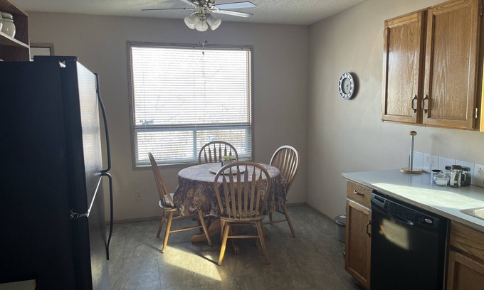Shawnessy House | Somerset - Furnished 4 Bedroom Home