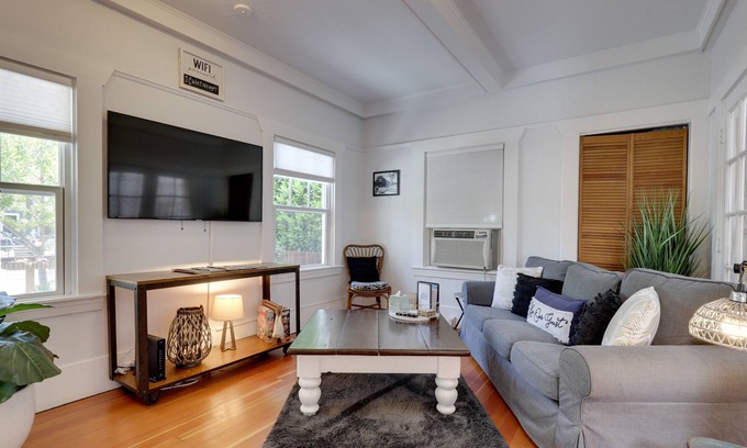 Santa Rosa Cottage | Sonoma Wine Country Cottage w/ Patio + Fire Pit!