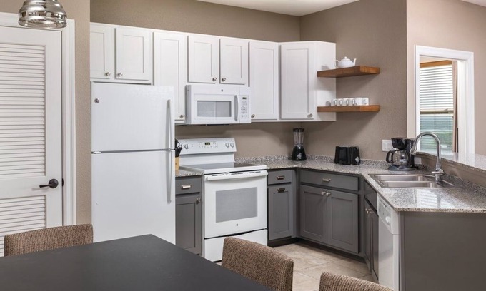 Marble Falls Condo | 🌟Soothe Your Spirit At Radiant Resort🌟 2BD, 2BATH, Riverview Pool & Hot Tub!