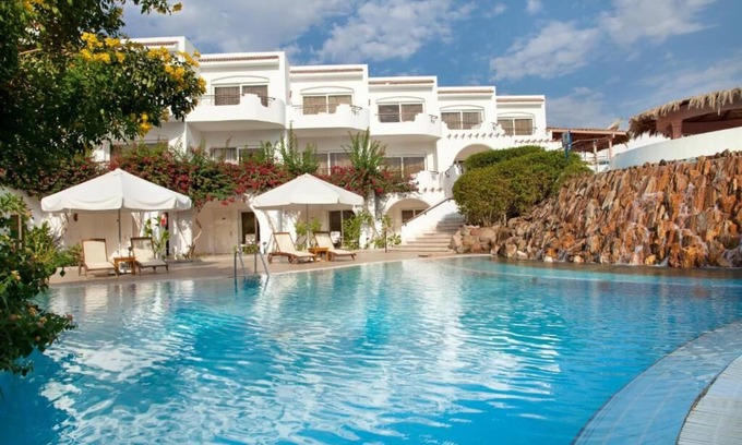 Ras Umm Sid Hotel | Sophisticated Adults-Only Oasis with Beach Access & Onsite Activities l 2 Rooms