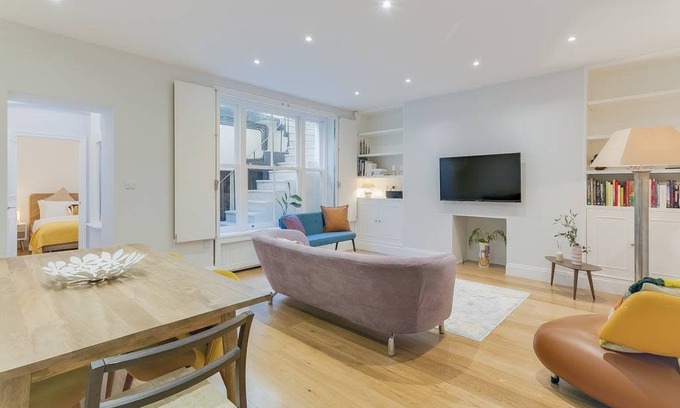 Pembridge Apartment | Sophisticated 3 Bed apt w/Patio in Notting Hill