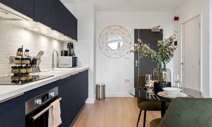 Clock House Apartment | Sophisticated Living: 1-BR Flat in Beckenham
