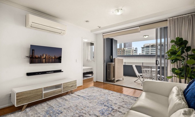 South Brisbane Apartment | South Brisbane 2BR Apt with Gym & Sauna Access