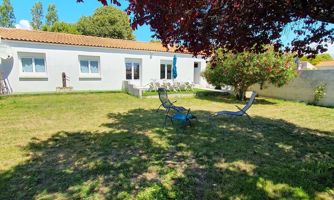 Aytre House | South-facing private garden - Quiet town house