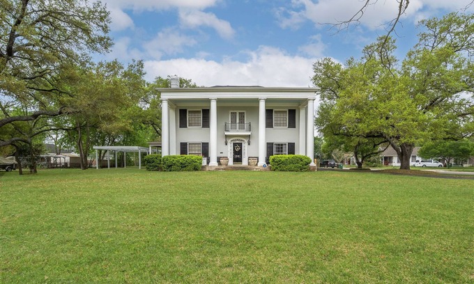 Lockhart House | Southern Charm, ideally located in Central Texas