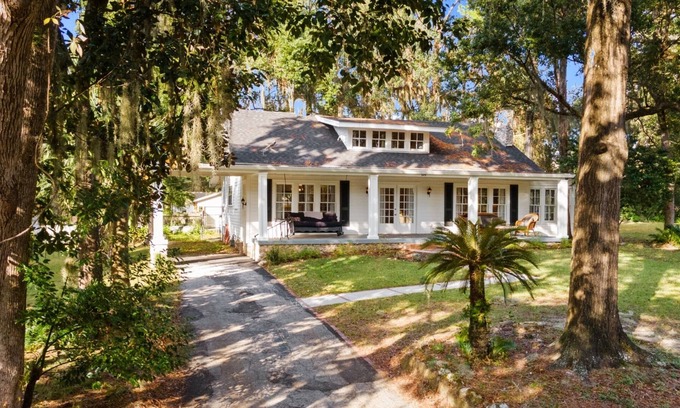 Ocala House | Southern Porch Life Circa 1938 > with 4 bed 2 bath plus 1 screen porch with Fan
