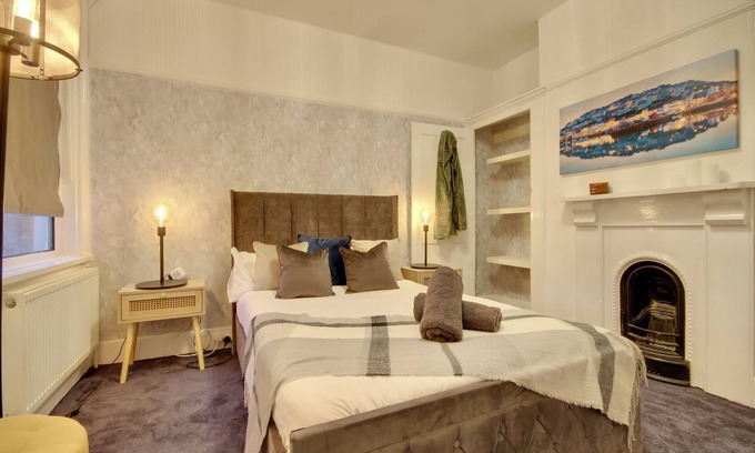 Southsea Apartment | Southsea 4BR Getaway with Private Yard