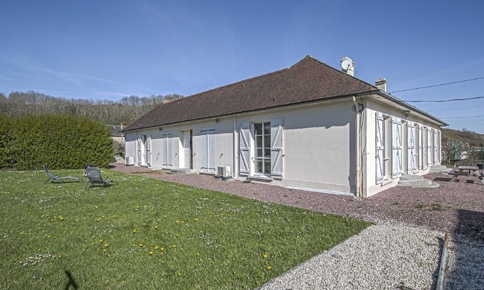 Sainte-Honorine-des-Pertes House | Spacious holiday home in Aure sur Mer with garden