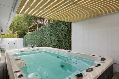 Belmont House | Spa Haus Belmont- 2 King beds, Spa, Pets Welcome, Beaches, Golf, Shopping, Geelong