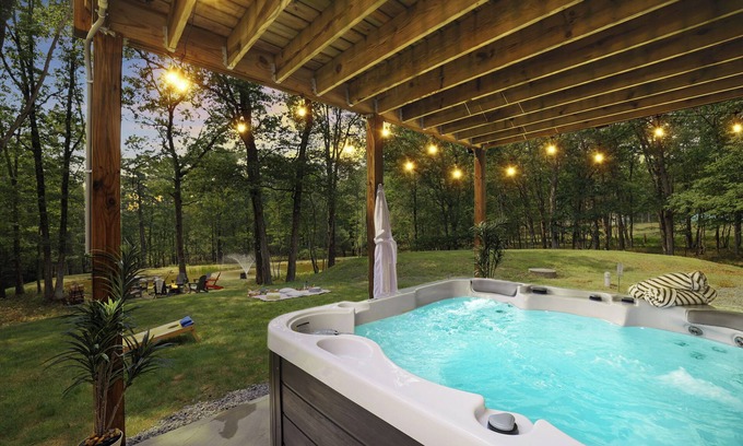 Albrightsville Ski Chalet | Spa-Like Rustic Retreat In Nature With Glass Barrel Sauna, Hot Tub & Pond!