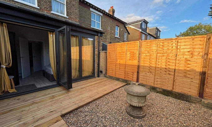 Thornton Heath Apartment | Spacious 1 bed flat in Croydon with private garden