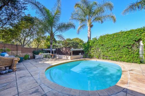 Greater Johannesburg Metropolitan Area House | Spacious 1-Bedroom Cottage in Bryanston