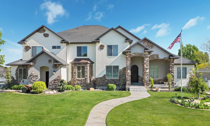 Bluffdale House | Spacious 10-bedroom Luxury Home with Fitness and Game room in charming Bluffdale