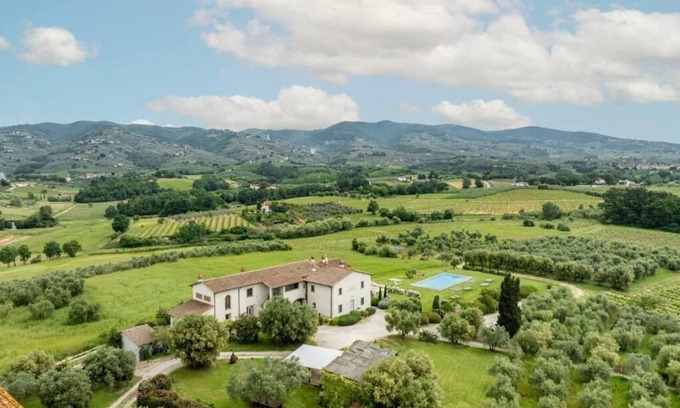 Vinci Villa | Spacious 10-bedroom villa in awesome Vinci with AC