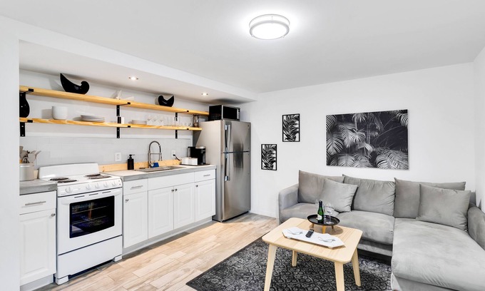 Lake Worth Apartment | Spacious 1BR Near Downtown & Water w/Full Kitchen