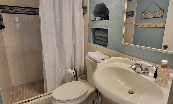 South Padre Island Apartment | Spacious 2 bedroom condo that is by the beach and sleeps up to 8 people!