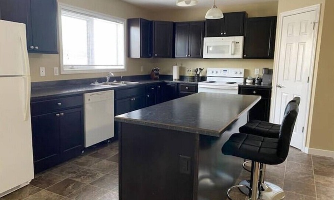 Regina House | Spacious 2 Bdm close to Airportnn