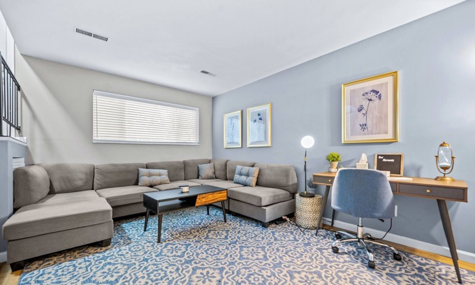 St. Charles House | Spacious 2 Bedroom Townhome by StayLage