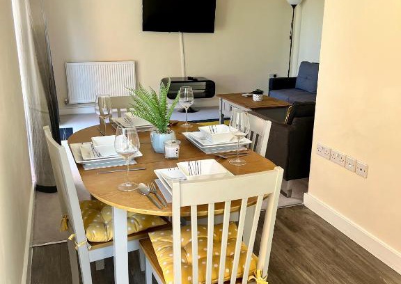 Chatham House | Spacious 2-bedroom house with free parking