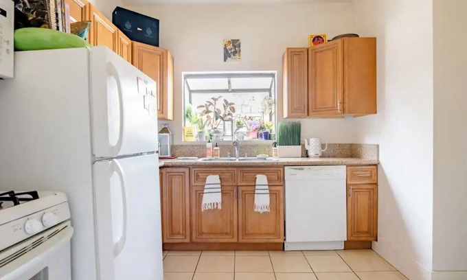 Melrose Apartment | SPACIOUS 2 BEDROOM APARTMENT IN HOT SPOT OF LOS ANGELES. Quiet and Chic
