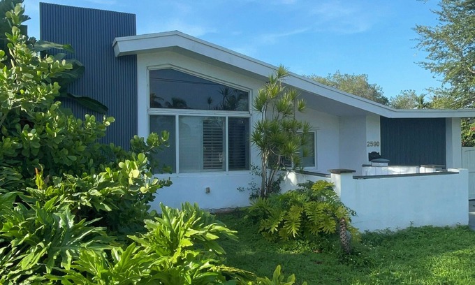 Ojus House | Spacious 22 beds available in this delightful Miami HouseHostel