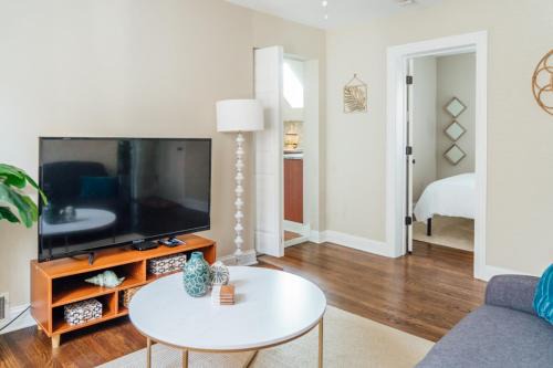 Chicago Apartment | Spacious 2BR Apartment near Airport - Central Charming