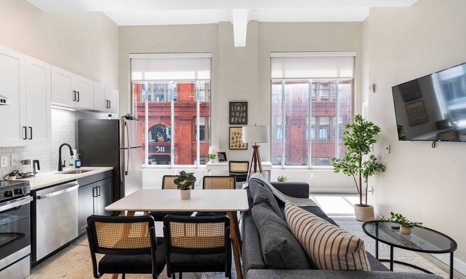 Downtown Cincinnati Apartment | Spacious 2BR CozySuites OTR Downtown #12