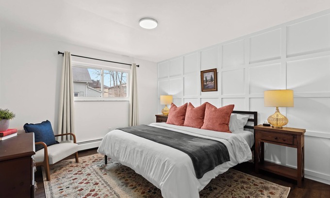 Mount Clemens Apartment | Spacious 2BR Flat | King Bed | Downtown Mt.Clemens