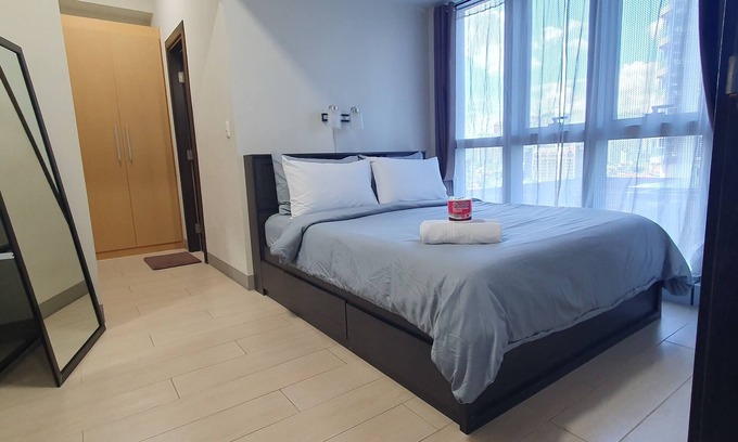 Bonifacio Global City Condo | Spacious 2BR unit in the center of BGC very close to malls, resto and shops