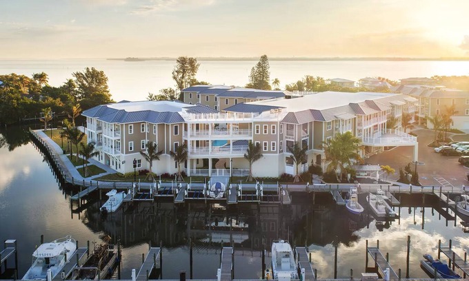 Holmes Beach Hotel | Spacious 2BR Villa Near Anna Maria Island Beach – Ideal for Families