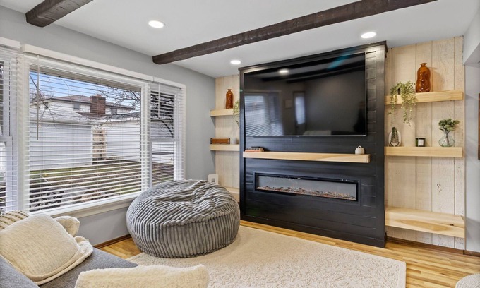 Milwaukee House | Spacious 3-BD Townhouse W/PKG 25M From Airport