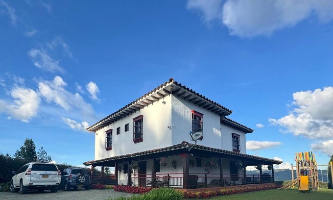 Guarne House | Spacious 3-bdr Colonial property in Guarne-20 min from airport Jose Maria Cordv