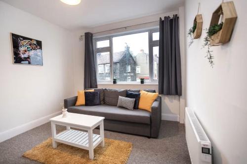 Staple Hill Apartment | Spacious 3 Bed Apartment-Free Parking-Wifi