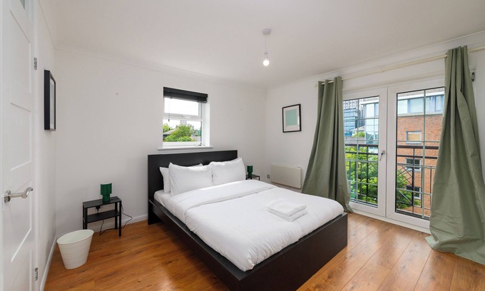 Cardiff City Centre Apartment | Spacious 3 Bed | Short Walk to Atlantic Wharf