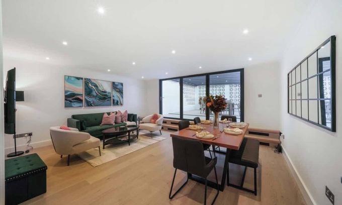 Pembridge Apartment | Spacious 3-bed split level flat on iconic road
