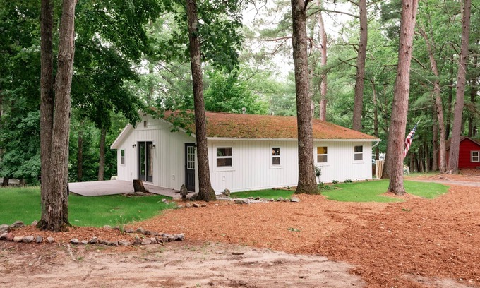 Mayfield House | Spacious 3 Bedroom Cottage on Arbutus Lake