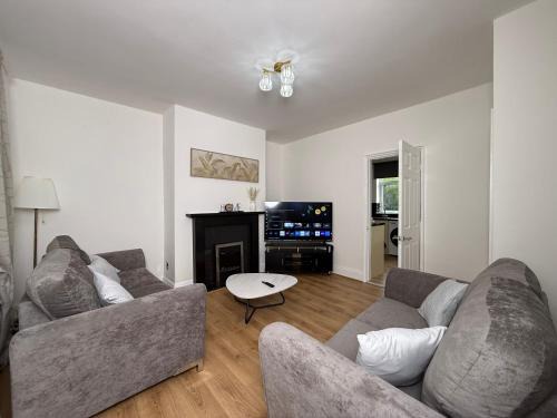 Ridgeway House | Spacious 3 Bedroom With Garden and Free Parking