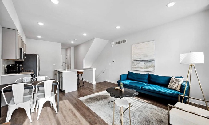 Mantua Condo | Spacious 3bd, 3bth in Philly. Near Universities, Zoo, Fairmount Park, many more!