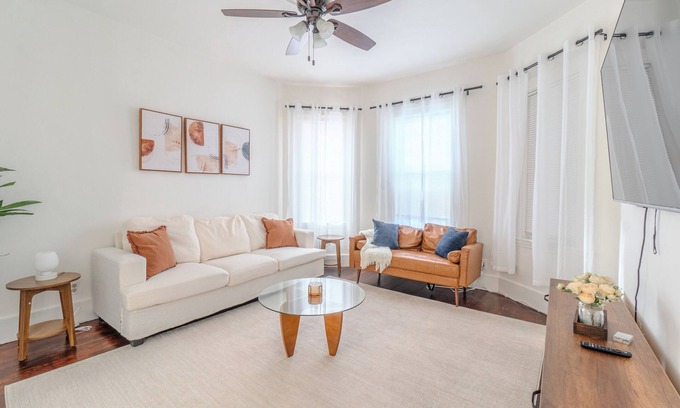 Somerville Apartment | Spacious 3BDR near Harvard/5-Min Walk to Train - Davis Sq/Free Parking!